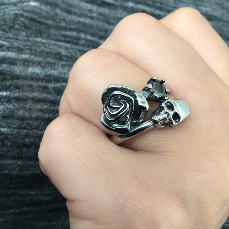 Gothic rose and skull rings, suitable for both men and women