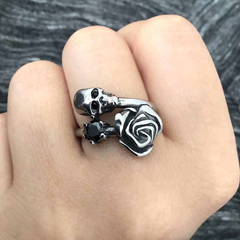 Gothic rose and skull rings, suitable for both men and women