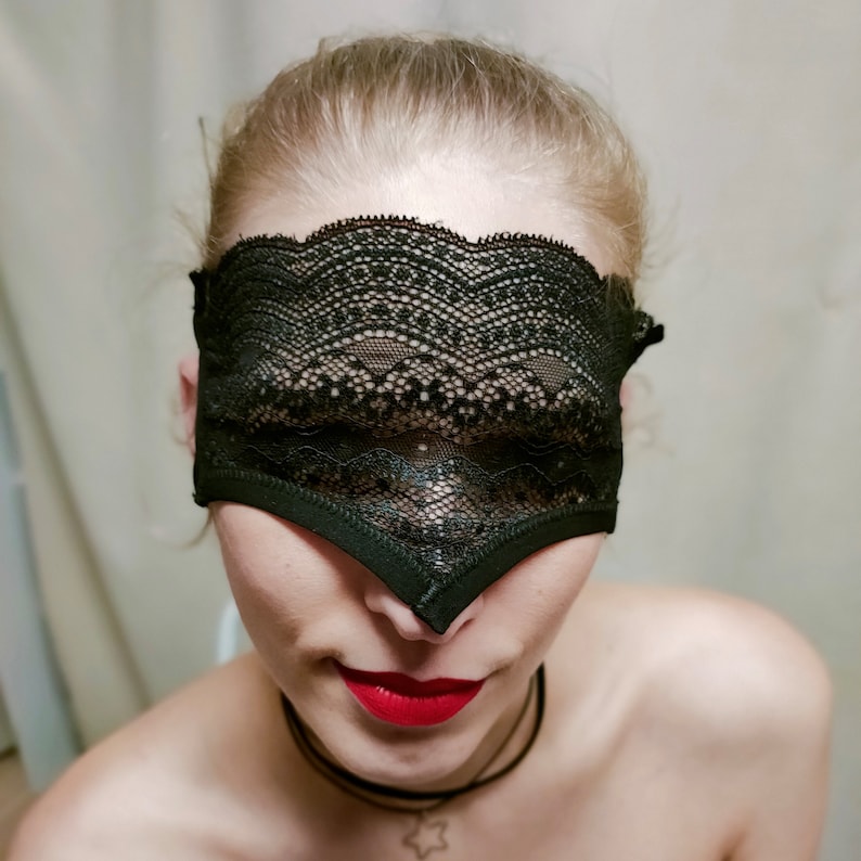 Black half-face lace mask with straps 167