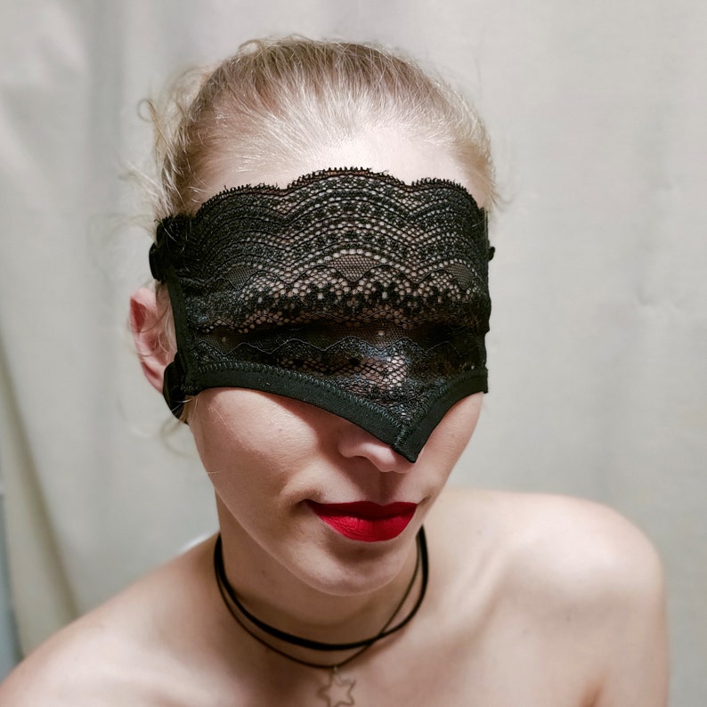 Black half-face lace mask with straps 167