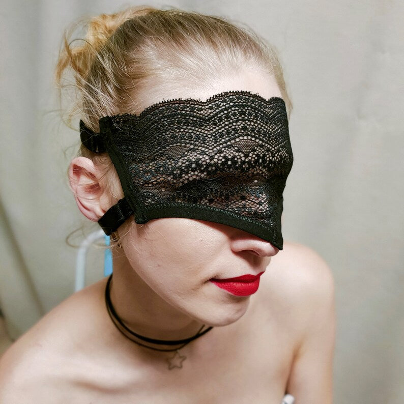 Black half-face lace mask with straps 167
