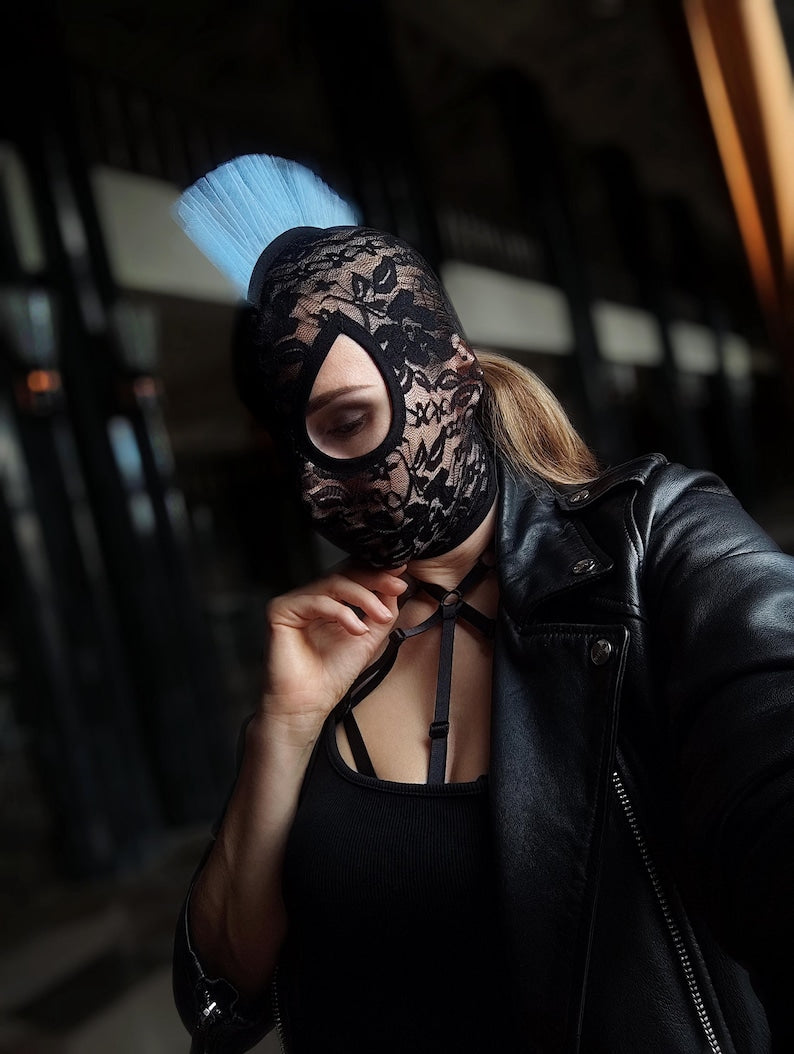 Gothic Punk Lace Full-Face Mask – Feather-Adorned Edgy Design