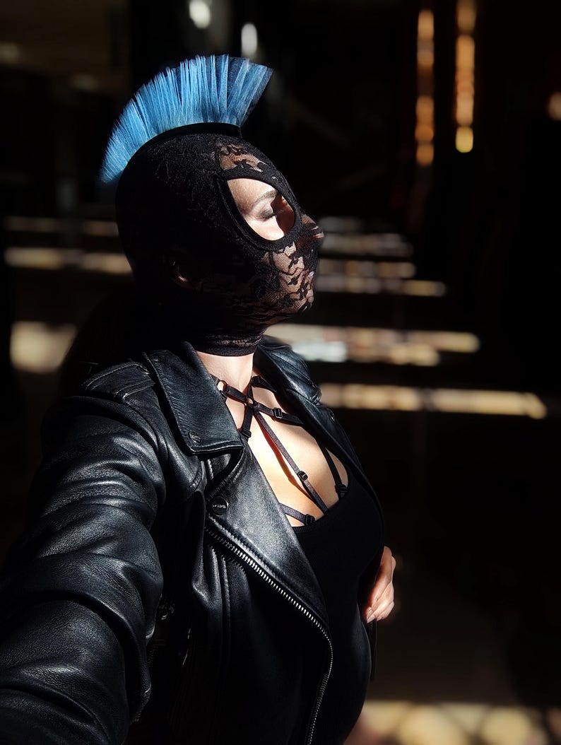 Gothic Punk Lace Full-Face Mask – Feather-Adorned Edgy Design